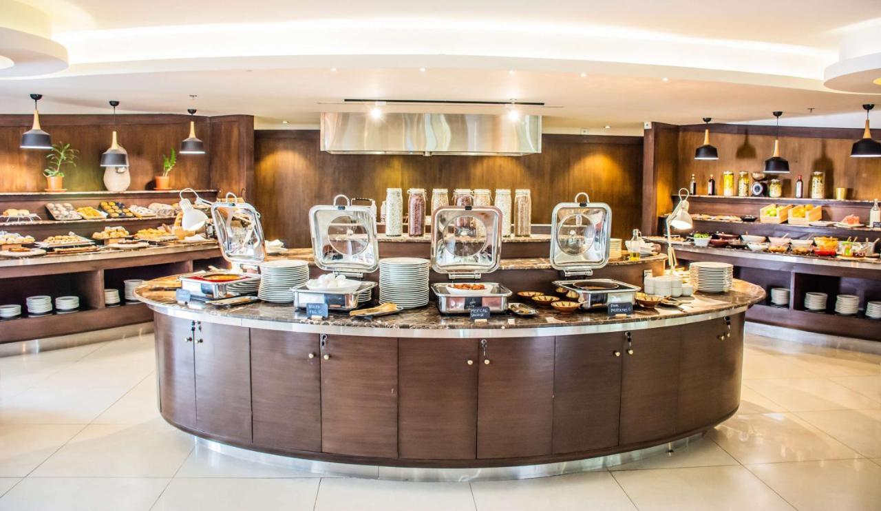 Radisson Blu Resort, Al Khobar Bahía de la Media Luna Exterior foto A buffet at a hotel